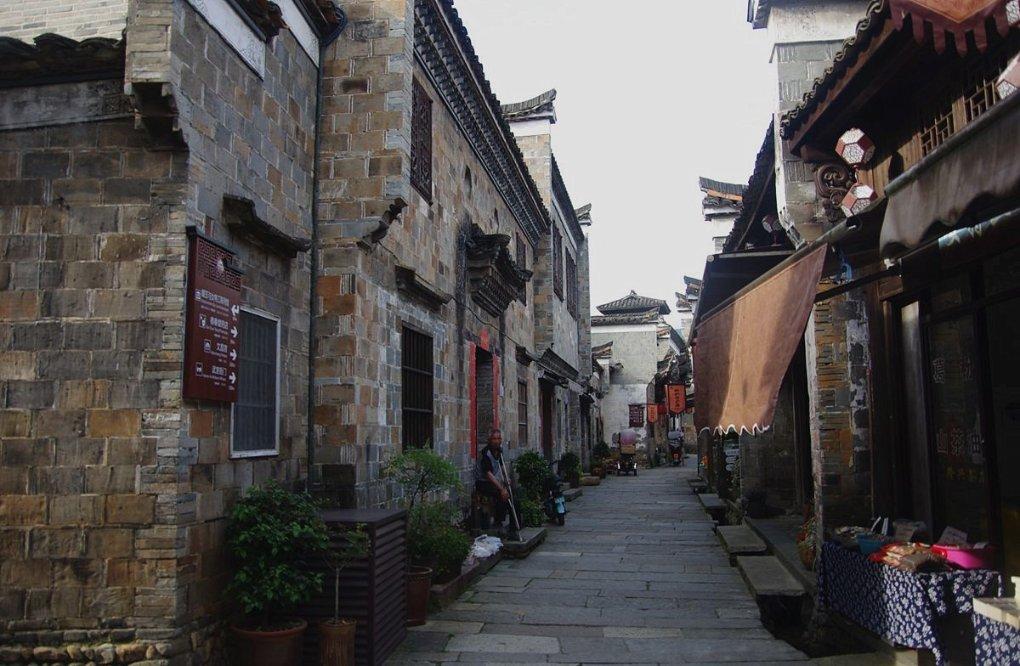 “汪汪队”助阵“十四冬”安保：萌萌的“安检员”精准高效